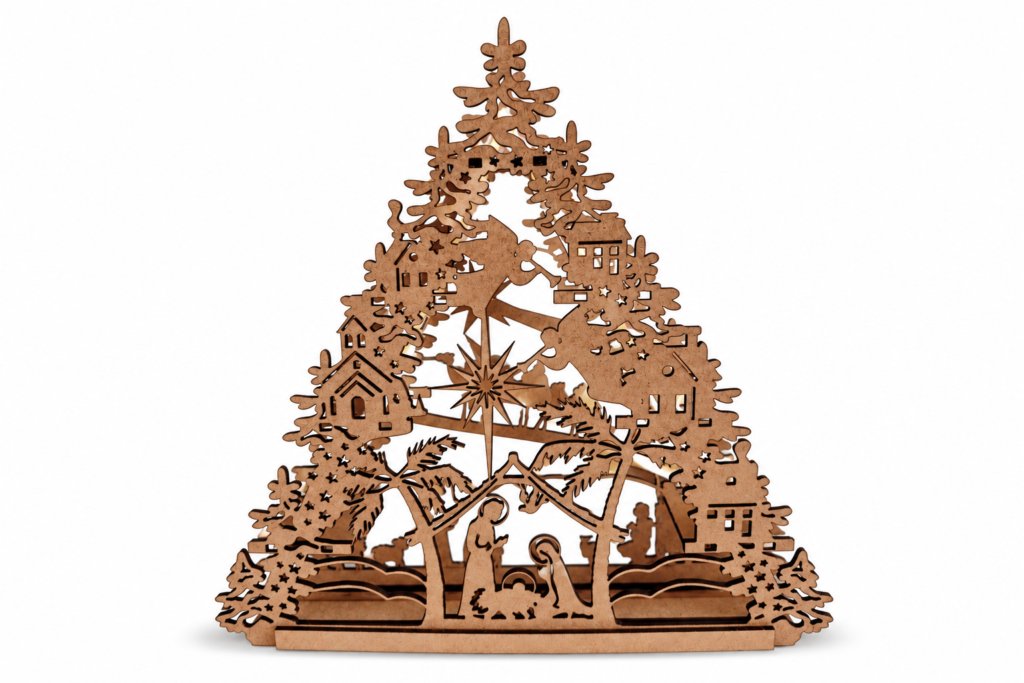 Sapin décoratif de Noël en bois découpé avec la crèche de la Nativité sur fond blanc