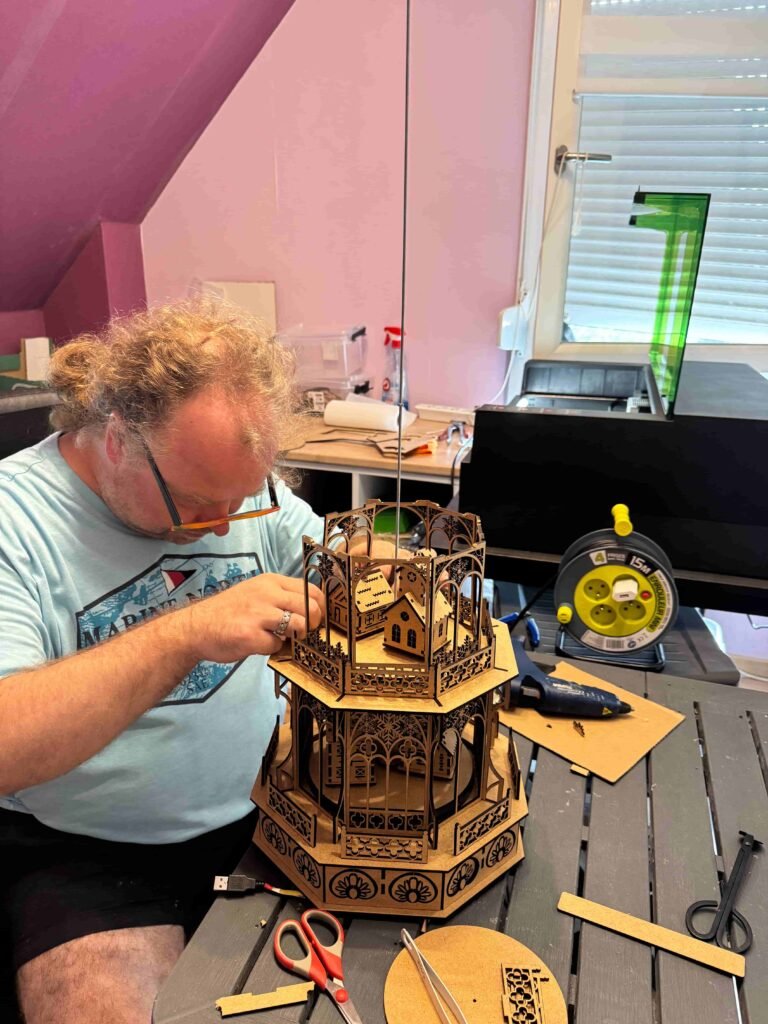 Montage artisanal de La Tour enchantée tournante dans l’atelier Ambiance Création.