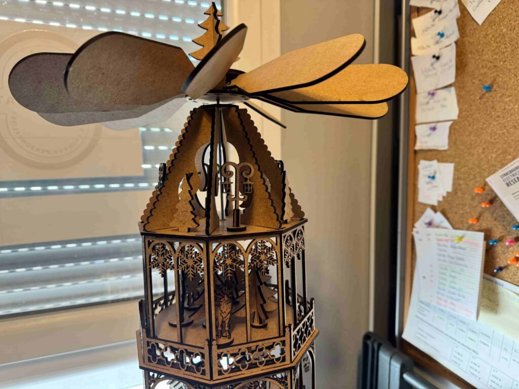 Grande hélice en MDF située au sommet de La Tour enchantée tournante de Noël.