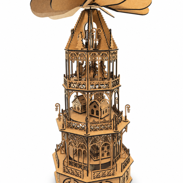 Tour enchantée tournante en MDF avec trois étages décorés de maisons et de sapins, et une grande hélice au sommet
