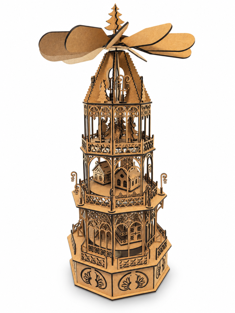 Tour enchantée tournante en MDF avec trois étages décorés de maisons et de sapins, et une grande hélice au sommet