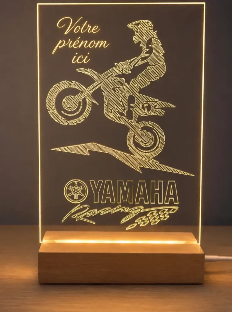 Lampe LED motocross Yamaha sur socle en bois avec gravure « Votre prénom ici ».